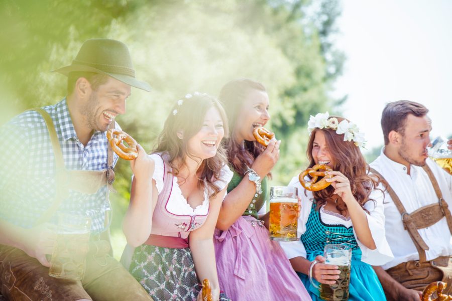 Freunde Trinken Bier in der Bayerischer Tracht an der Isar